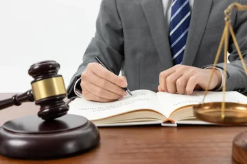 Why You Need an International Arbitration Lawyer for Complex Global Cases